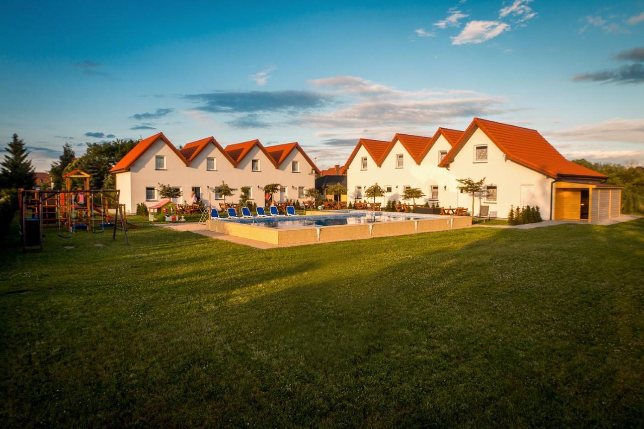 Aqua Fun Domki Z Basenem Darlowo Exterior foto